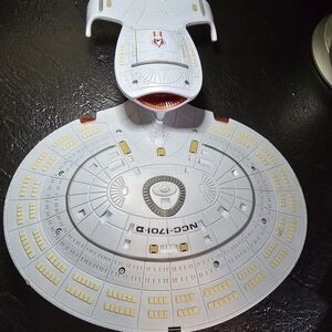 Starship 1992 Star Trek ,The Next Generation U.S.S NCC-1701-D